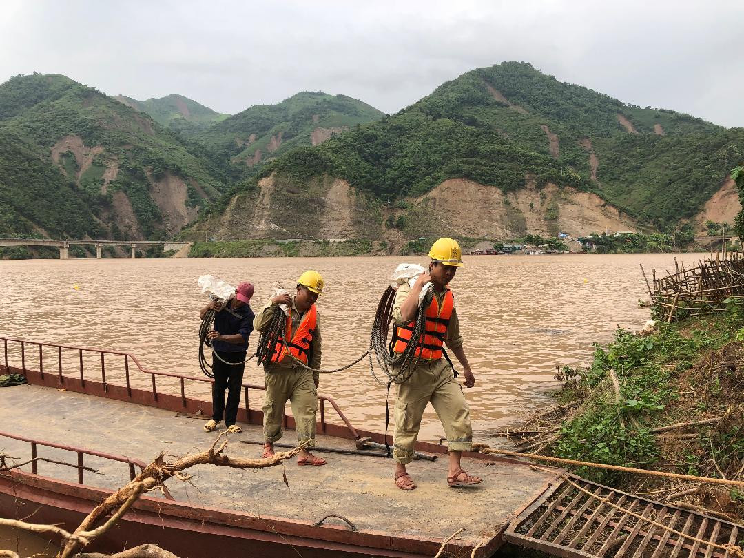 Truyền tải điện Tây Bắc 2 đã huy động tối đa lực lượng tại chỗ để khắc phục các vị trí móng bị sạt lở