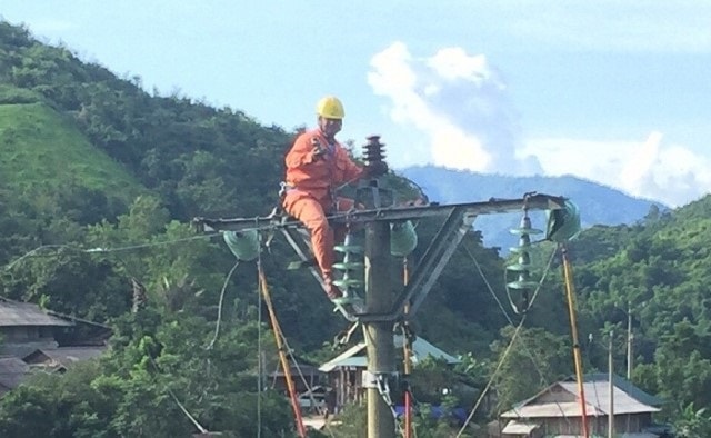 Cán bộ Công ty Điện Lực Thanh Hóa khắc phục sữa chữa lưới điện tại huyện Mường Lát