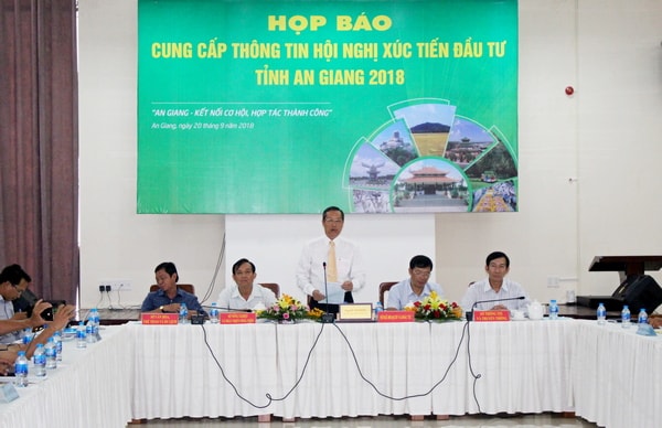 Phó Chủ tịch UBND tỉnh An Giang chia sẻ thông tin tại buổi họp báo.