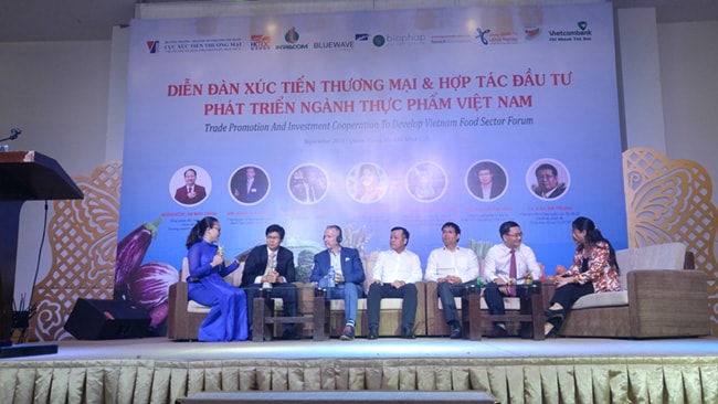 Các khách mời tham gia thảo luân tại diễn đàn xúc tiến thương mại và hợp tác đầu tư phát triển ngành thực phẩm