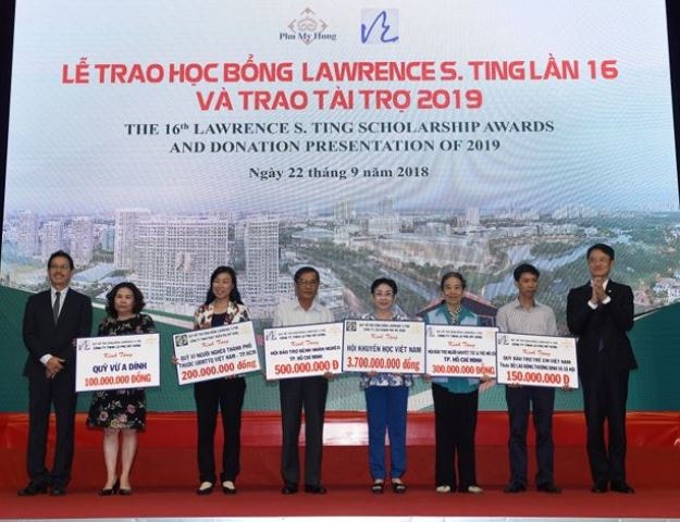 Ông Gary Cheng, Tổng Giám đốc Công ty Phú Mỹ Hưng, trao tặng tài trợ cho các quỹ, hội khuyến học trung ương và địa phương