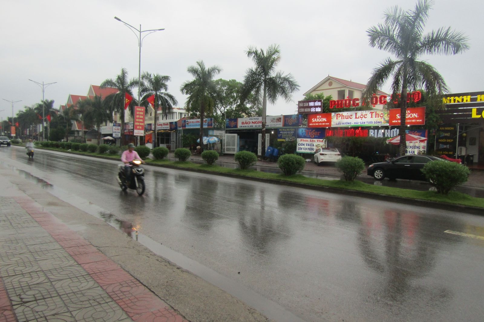 Phường Yết Kiêu là khu vực buôn bán sầm uất tại Hạ long, nhưng không có chỗ đỗ xe. Ảnh Lê Cường