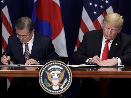 Tổng thống Mỹ Donald Trump và Tổng thống Hàn Quốc Moon Jae-in ký thỏa thuận tự do thương mại song phương. (Ảnh: AP)