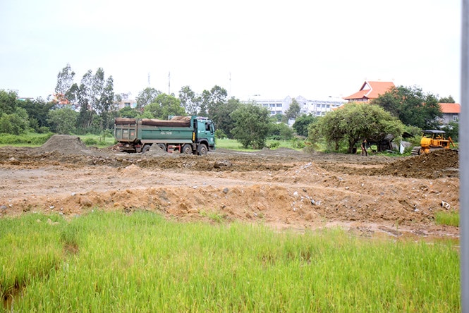 Một diện tích đất ruộng lúa đang được san lấp để phân lô bán nền - Ảnh: Nguyễn Long