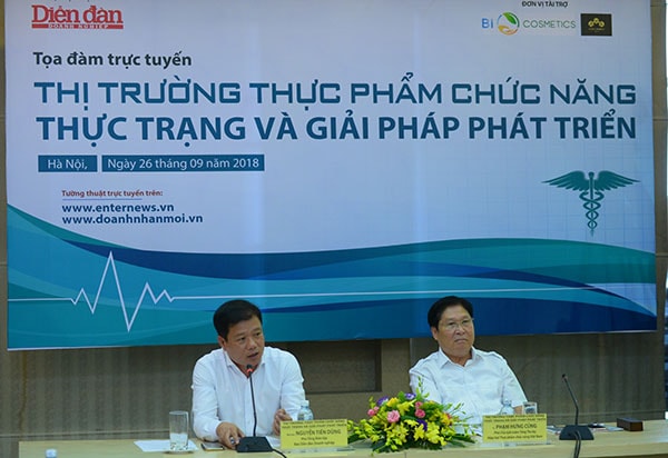 Từ trái qua Nhà báo Nguyễn Tiến Dũng - Phó Tổng Biên tập Báo Diễn đàn Doanh nghiệp, TS Phạm Hưng Củng: PCT, Kiêm Tổng thư ký Hiệp Hội Thực phẩm Chức năng VN