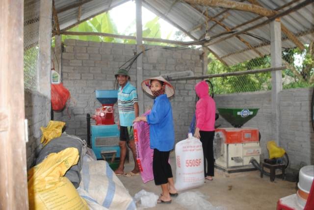 Gia đình ông Mỹ đầu tư máy xay xát gạo, nghiền cám tiện lợi cho việc chế biến cũng như tận dụng thức ăn để chăn nuôi gà.