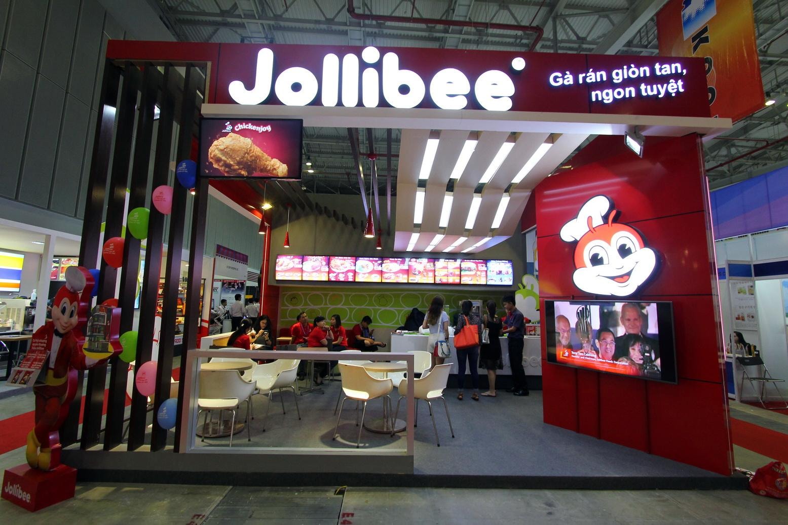 Vào Việt Nam sau Lotteria 1 năm, đến nay Jollibee vẫn còn lỗ 400 tỷ đồng, trong khi quy mô vốn điều lệ cũng chỉ hơn 409 tỷ đồng.