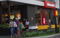Thị trường thức ăn nhanh Việt: Bánh mì chiến thắng burger