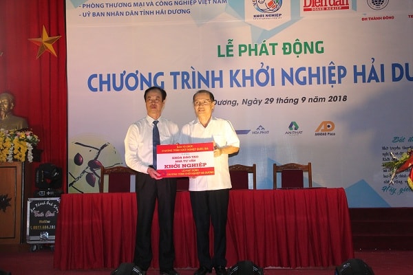 Tổng biên tập báo Diễn đàn Doanh nghiệp Phạm Ngọc Tuấn trao tặng Ban tổ chức chương trình 1 Khóa đào tạo khởi sự kinh doanh 