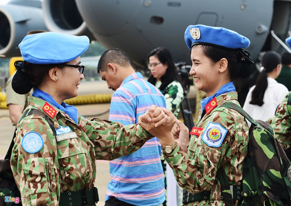 Đại úy Nguyễn Thị Thu Ngân và thiếu úy Phan Thị Vân Huyền thể hiện quyết tâm lên đường hoàn thành tốt nhiệm vụ được giao.