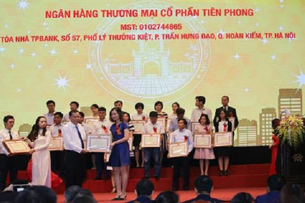 Bà Lê Cẩm Tú – đại diện TPBank lên nhận bằng khen của Bộ Tài chính