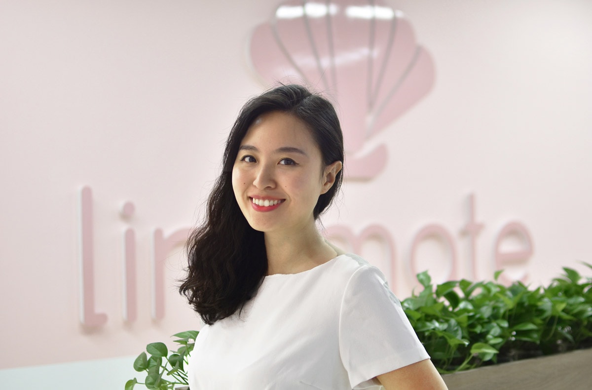 Bạch Diệu Linh sinh năm 1991, có nhiều năm du học tại Mỹ trước khi về Việt Nam lập nghiệp. 