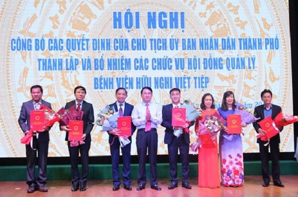 Ông Lê Khắc Nam, Phó Chủ tịch UBND Thành phố và các thành viên Hội đồng quản lý bệnh viện.