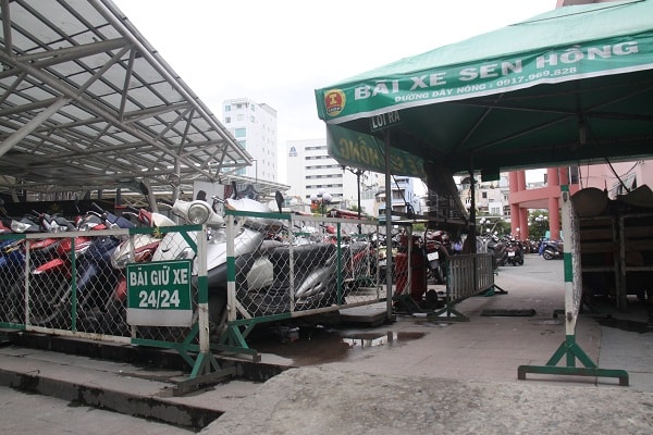 Bãi đậu xe máy Sen Hồng cũng phải di dời để trả lại mảng xanh cho công viên