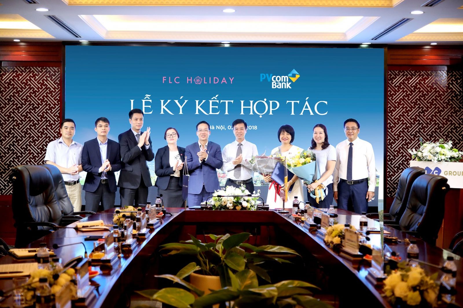 Đại diện PVcomBank và FLC Holiday ký kết hợp đồng hợp tác