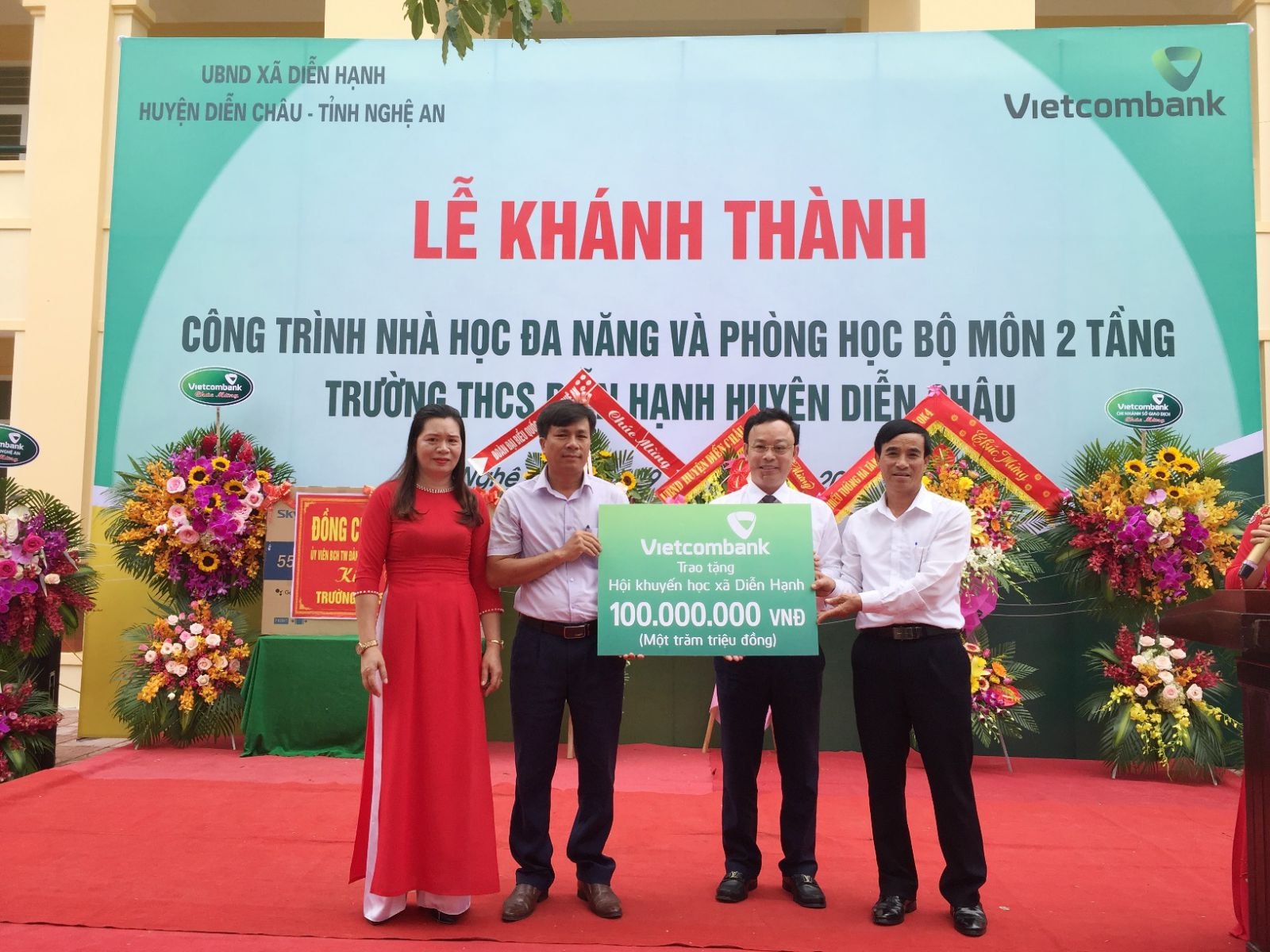 Ông Đặng Đức Tài – Giám đốc Chi nhánh Vietcombank Nghệ An (thứ 2 từ phải sang) trao số tiền 100 triệu đồng của Vietcombank tặng Hội khuyến học xã Diễn Hạnh