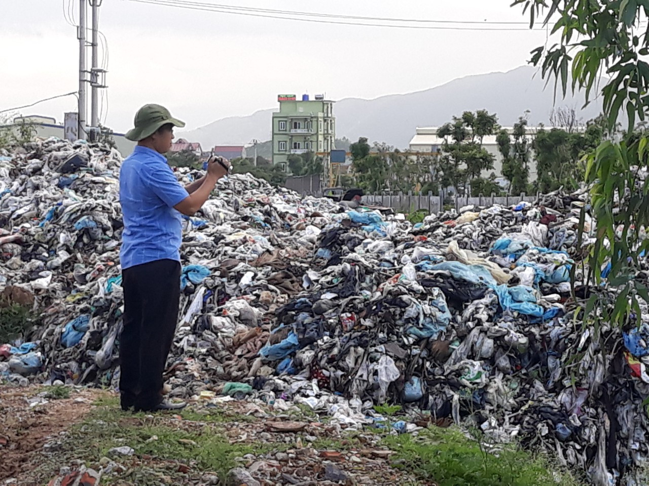 Rác thải sinh hoạt chất thành “núi” ở phường Quỳnh Thiện, thị xã Hoàng Mai