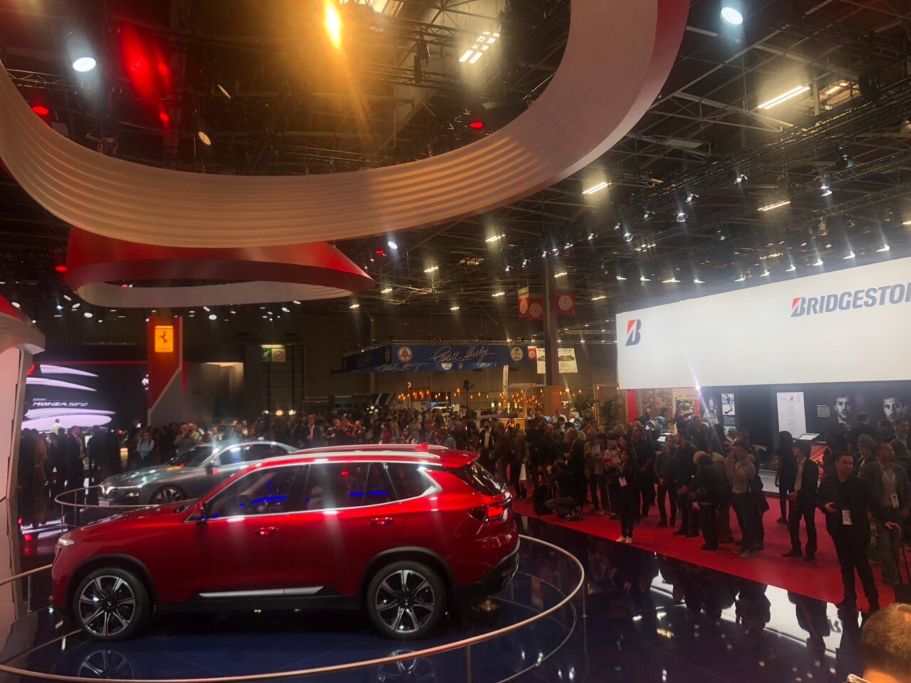 Sau 2 ngày chỉ mở của cho báo chí, hôm qua Paris Motor Show bắt đầu mở cửa cho công chúng.