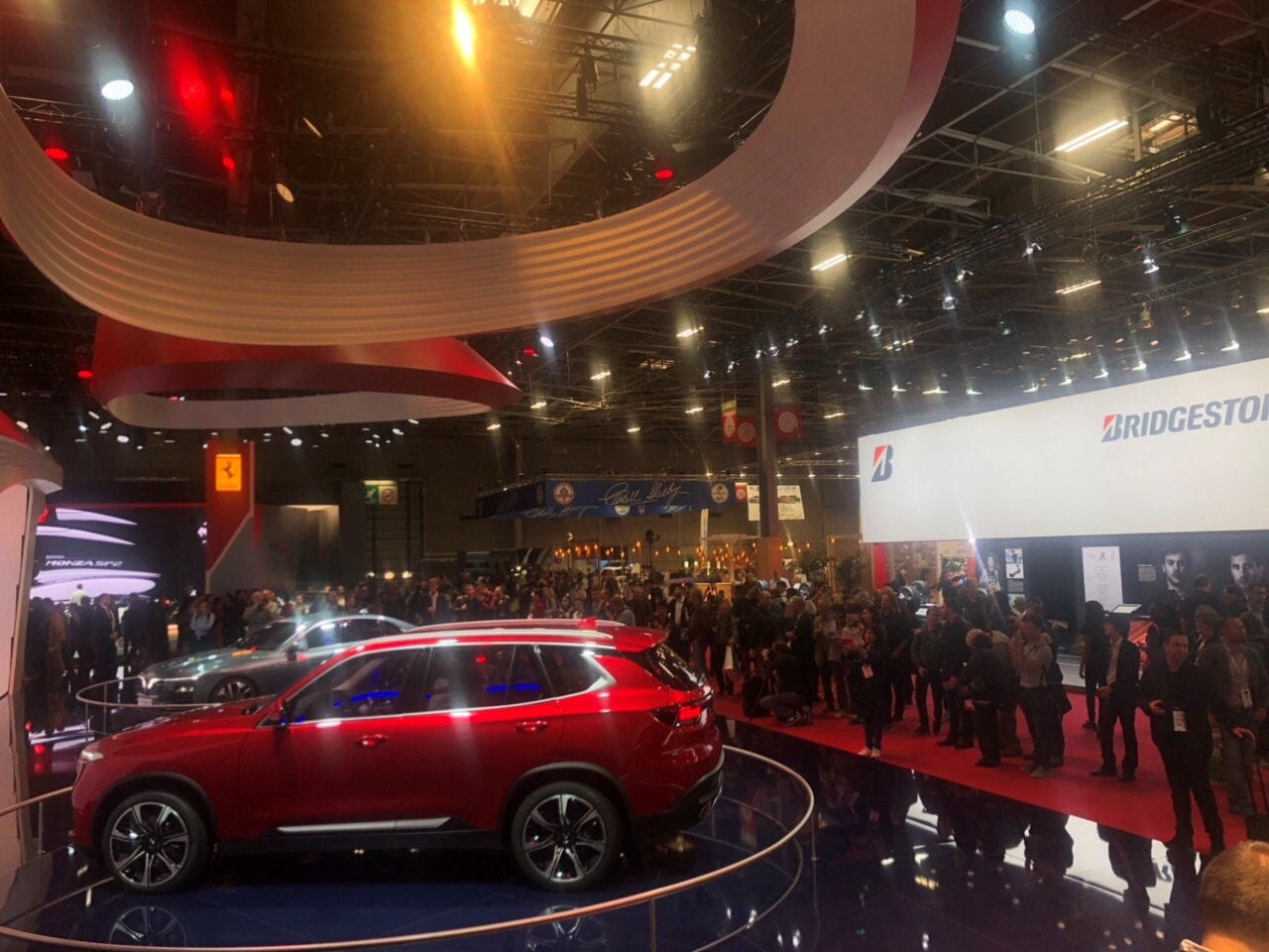 Sau 2 ngày chỉ mở của cho báo chí, hôm qua Paris Motor Show bắt đầu mở cửa cho công chúng