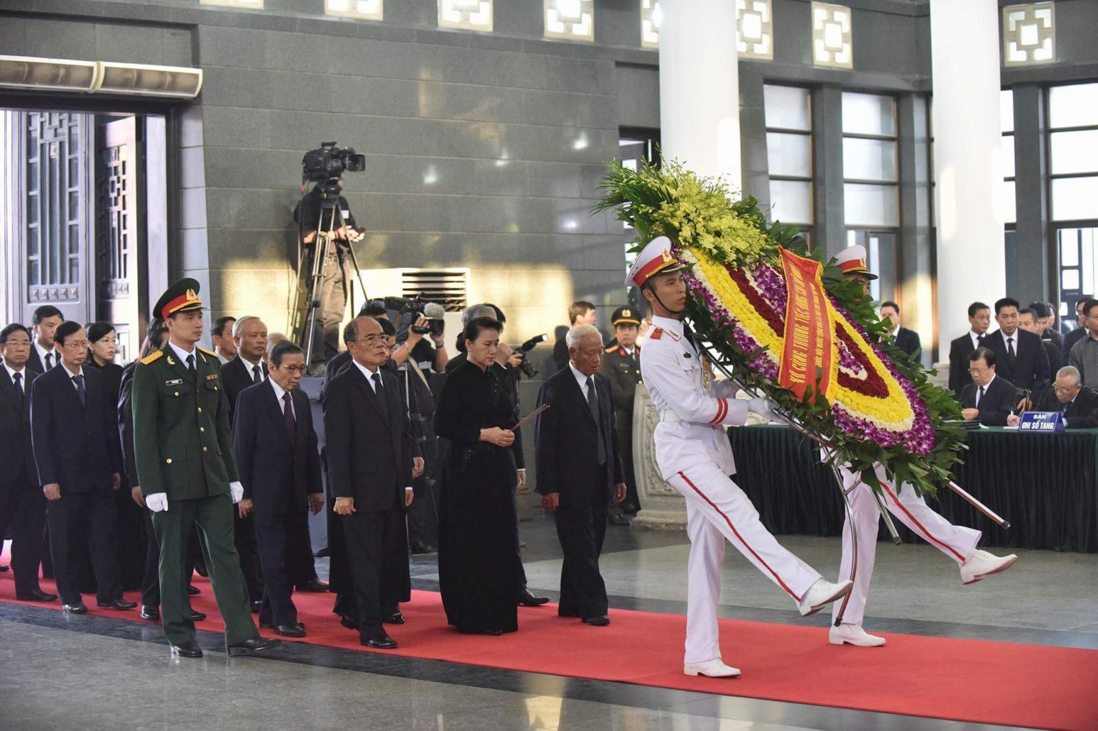 Đoàn Quốc hội do đồng chí Nguyễn Thị Kim Ngân, Ủy viên Bộ Chính trị, Chủ tịch Quốc hội làm Trưởng đoàn vào viếng đồng chí Đỗ Mười