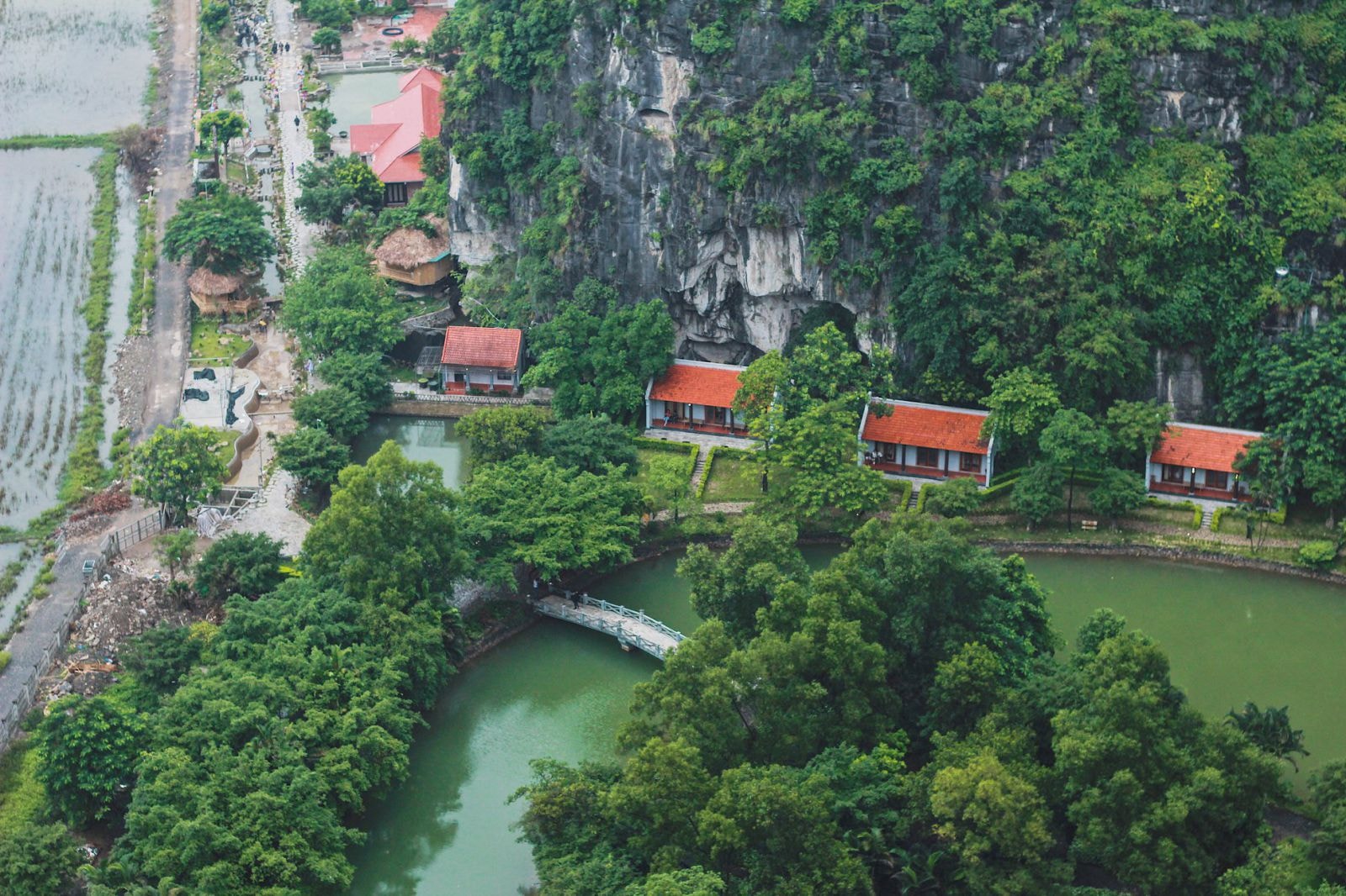 'Nàng thơ của Tam Cốc' có điểm nhấn là 486 bậc thang lên tới đỉnh núi Múa để ngắm Thu Ninh Bình. Dù hoàng hôn hay chiều tà, nơi đây cũng vẫn mang một vẻ đẹp đến xao xuyến tâm hồn. Theo Dorexhope