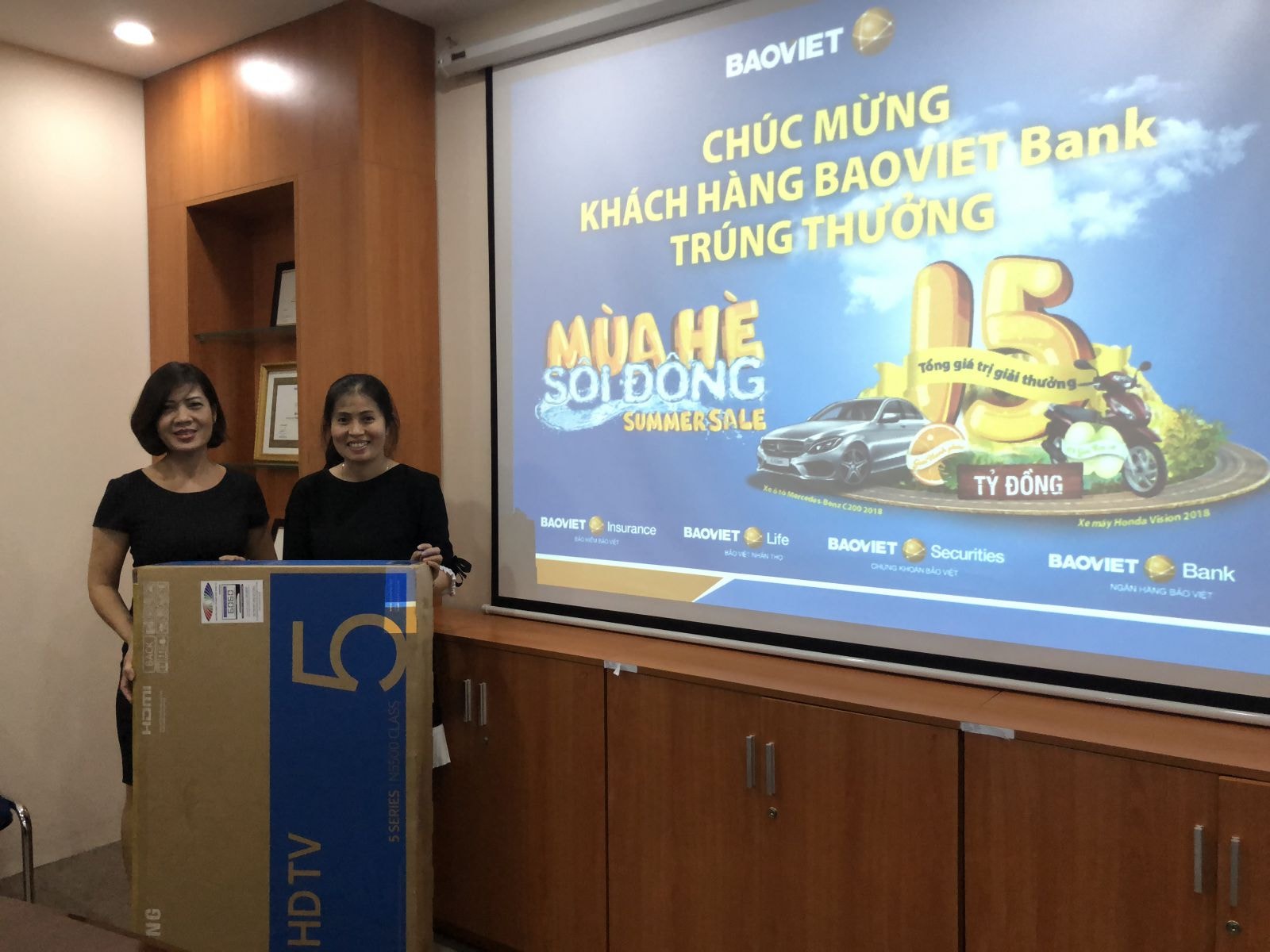 Khách hàng Nguyễn Thị Phụng nhận thưởng tivi Samsung Smart 43 inch tại BAOVIET Bank Sài Gòn ngày 4/10/2018.