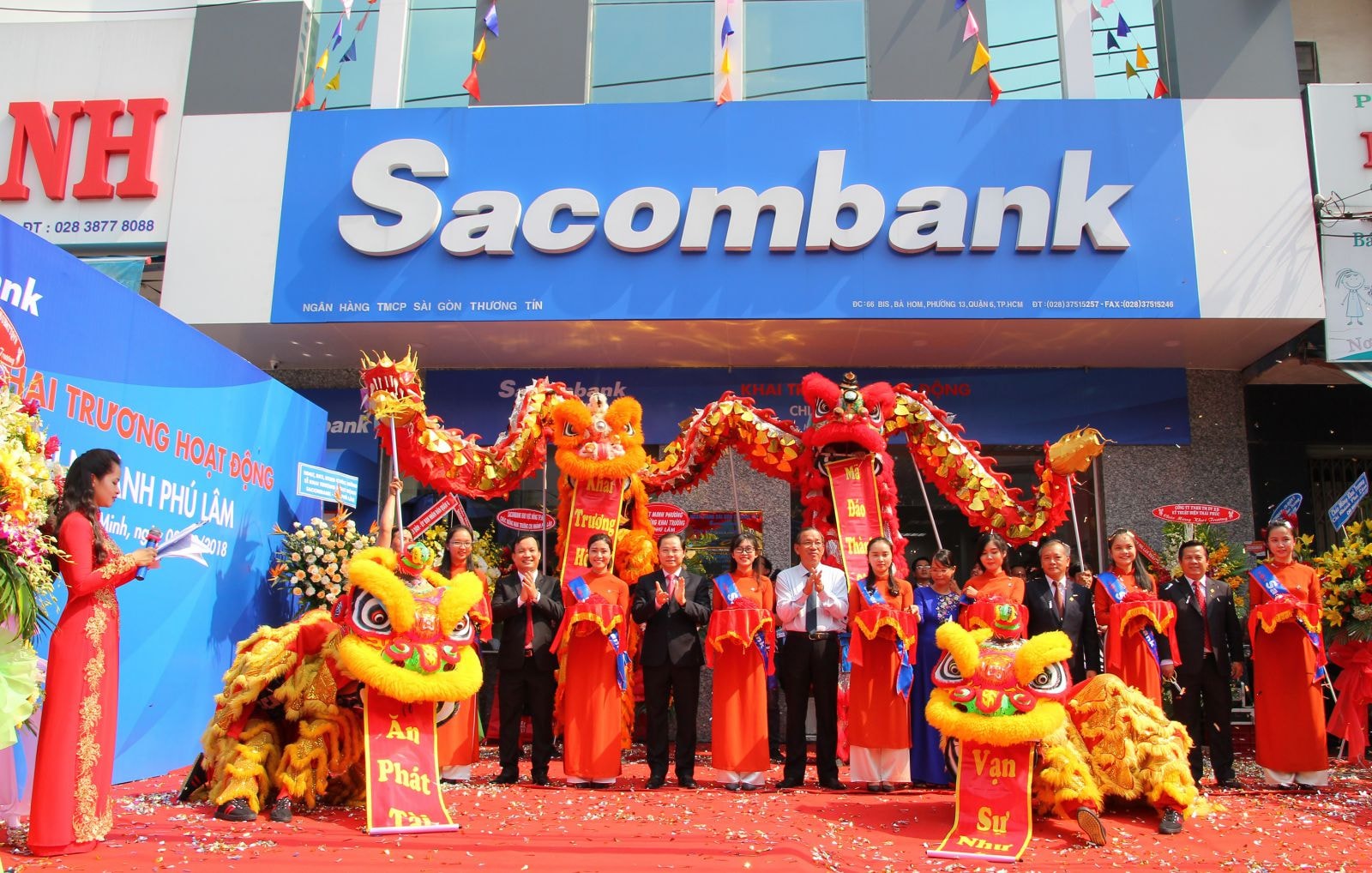 Đại diện lãnh đạo Ngân hàng Nhà nước Chi nhánh TP.HCM, địa phương và Sacombank cắt băng khánh thành Chi nhánh Phú Lâm.