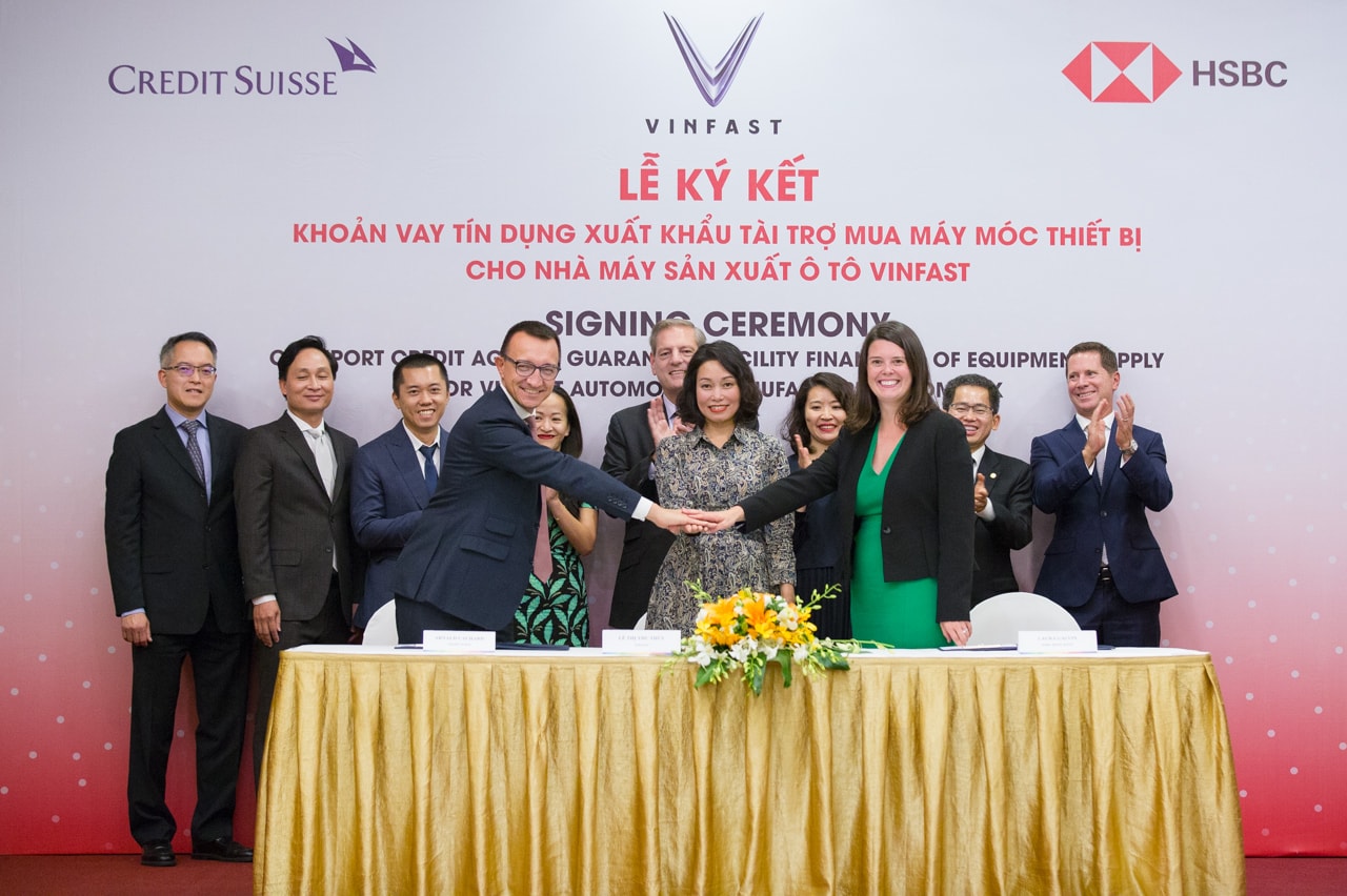 Lãnh đạo Credit Suisse – VinFast – HSBC tại lễ ký kết khoản vay tín dụng xuất khẩu tài trợ mua máy móc thiết bị cho nhà máy sản xuất ô tô VinFast.