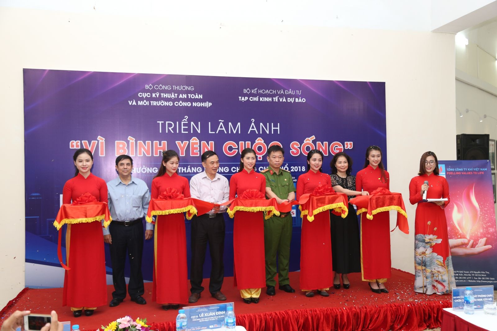 Các đại biểu cắt băng khai mạc Triển lãm ảnh với chủ đề 
