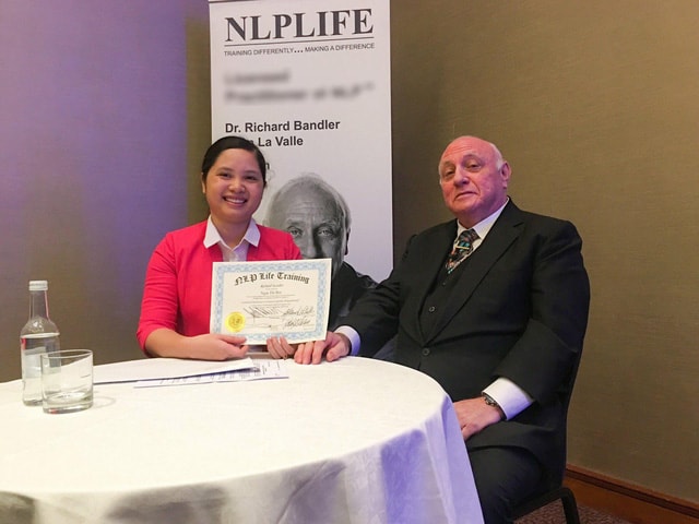 Ngát Pro chụp cùng tiến sỹ Richard Bandler trong khóa học NLP tại Châu Âu.