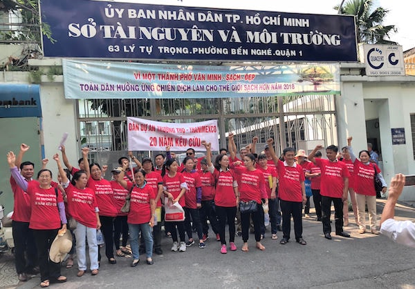 Khoảng 30 khách hàng đã cùng nhau kéo lên Sở Tài nguyên và Môi trường TP.HCM yêu cầu cấp sổ hồng cho khu đất