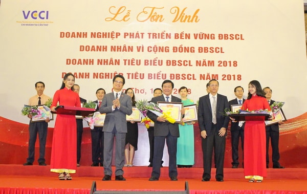 Ts, Vũ Tiến Lộc đến dự và trao bằng khen, biểu trưng cho doanh nghiệp tiêu biểu