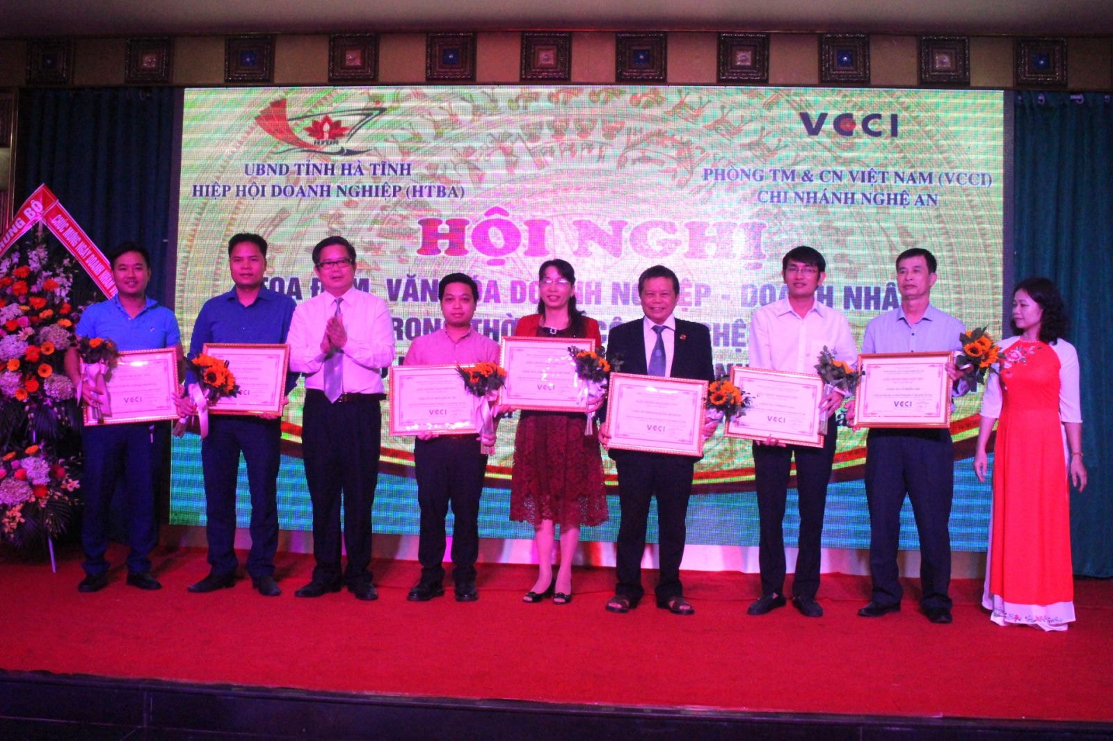 Đại diện VCCI Nghệ An trao giấy tiếp nhận thành viên mới