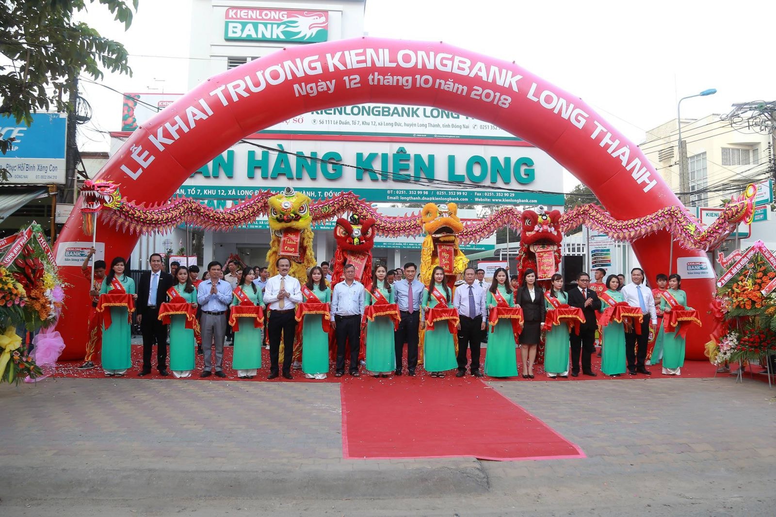 Các đại biểu cắt băng khai trương Kienlongbank Long Thành (tỉnh Đồng Nai)