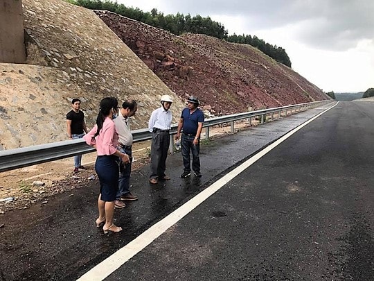 Đoàn thị sát của Hội KHKT Cầu đường Đà Nẵng kiểm tra hư hỏng trên tuyến cao tốc vào ngày 11/10. Ảnh: Hội KHKT Cầu đường Đà Nẵng