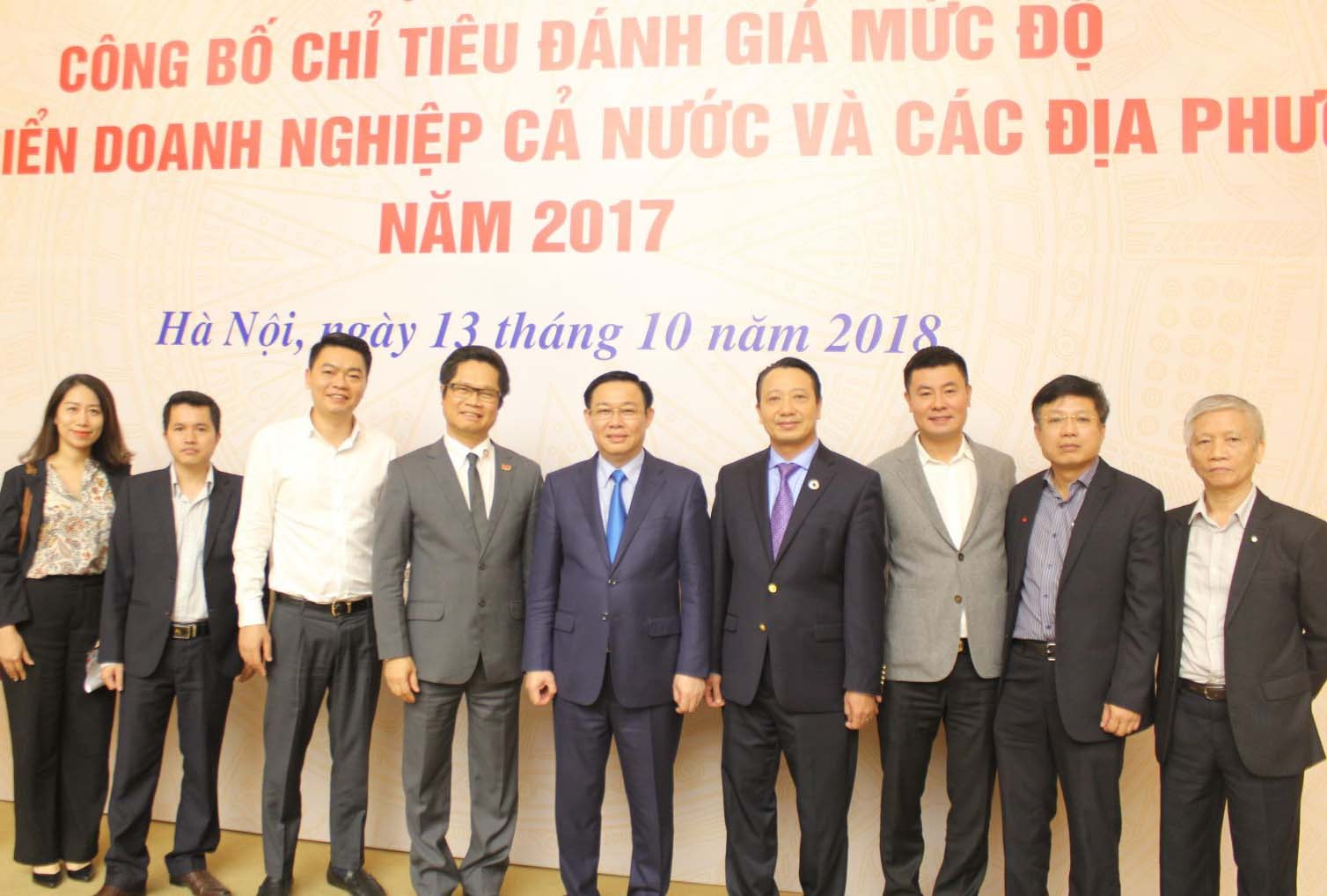 Phó Thủ tướng Vương Đình Huệ và TS Vũ Tiến Lộc - Chủ tịch VCCi chụp ảnh lưu niệm cùng đại diện các Bộ, Ngành, Hiệp hội Doanh nghiệp.