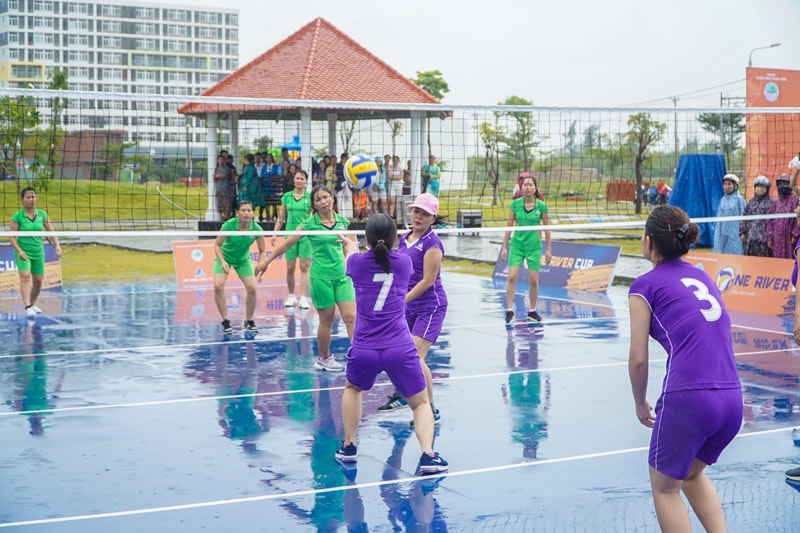 Giải bóng chuyền nữ “One River Cup” tại sân thi đấu ngoài trời One River Center Park chính thức khai mạc vào sáng ngày 13/10.