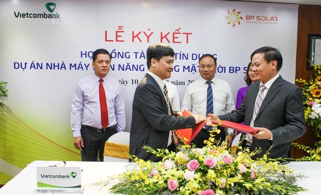 Đại diện Chi nhánh Vietcombank Sở Giao dịch và đại diện Công ty CP BP Solar ký kết hợp đồng.