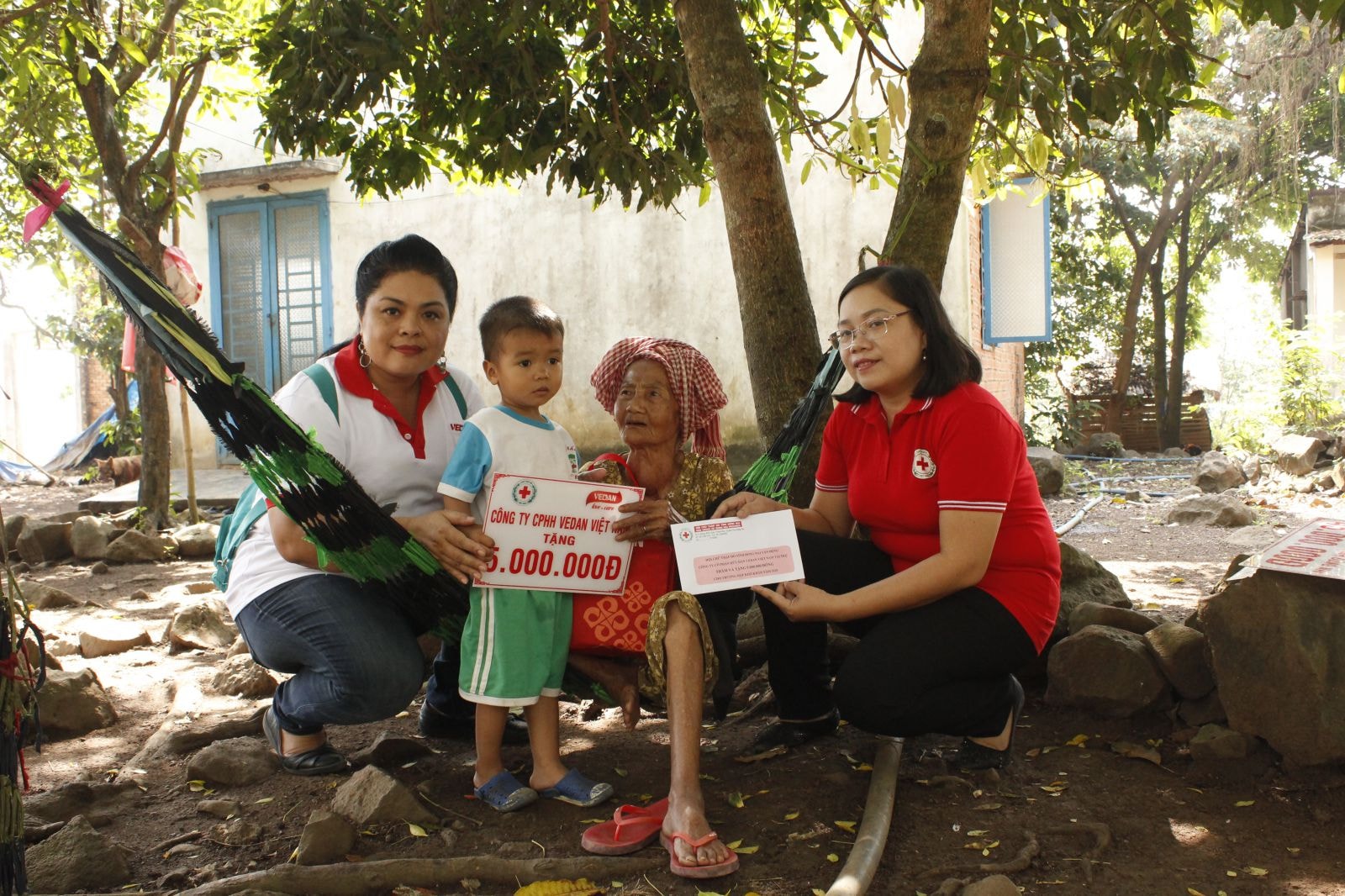 Bà Nguyễn Thu Thủy- Phó Giám đốc phòng Đối ngoại Vedan đại diện công ty đến thăm và hỗ trợ Bà Huần huyện Thống Nhất