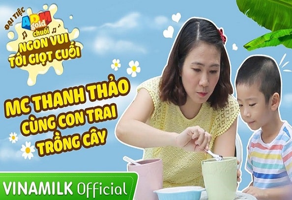 MC Thanh Thảo Hugo hướng dẫn con cách trồng cây đầy thú vị.