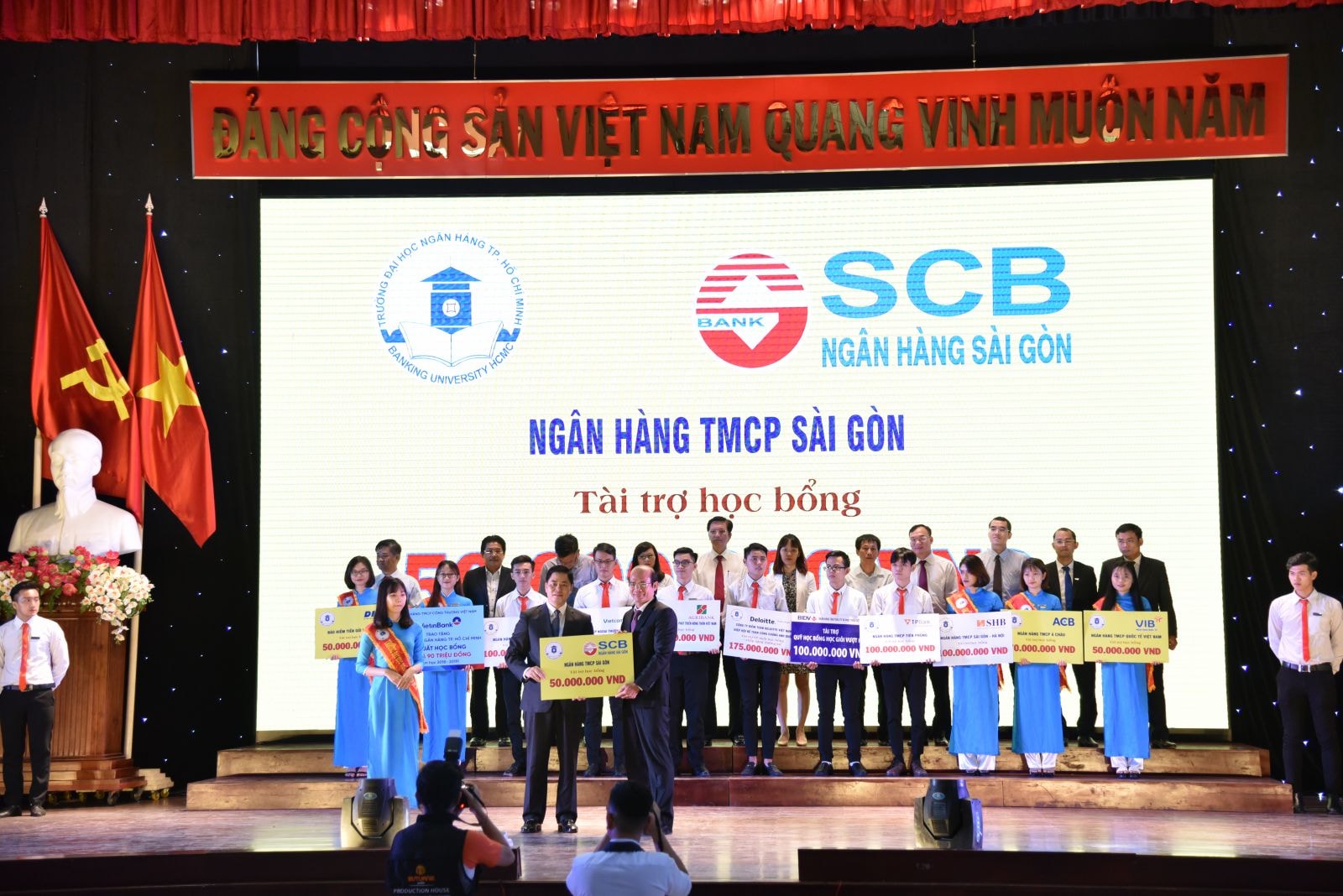 Ông Nguyễn Ngọc Sơn – Giám đốc Học viện SCB đã trao học bổng trị giá 50 triệu đồng cho “Quỹ học bổng BUH” của Trường Đại học Ngân hàng Tp.HCM.