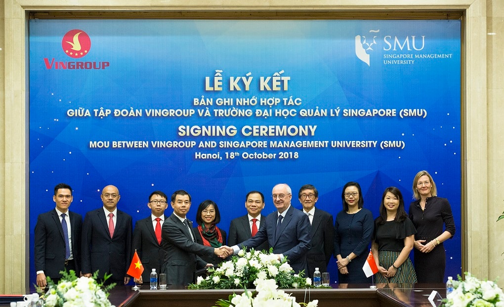 Ông Nguyễn Việt Quang (Phó Chủ tịch kiêm Tổng giám đốc Tập đoàn Vingroup) và ông Arnoud de Meyer, Chủ tịch trường Đại học SMU bắt tay trao đổi Bản hợp tác