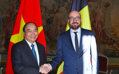 Thủ tướng Nguyễn Xuân Phúc trong cuộc hội đàm với Thủ tướng Bỉ Charles Michel tại cung điện Palais d'Egmont. Ảnh: TTXVN.