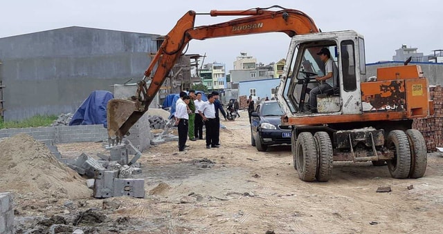 Lực lượng chức năng phá dỡ tường bao, cống thoát nước