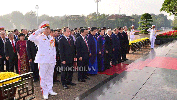 Lãnh đạo Đảng, Nhà nước và các Đại biểu Quốc hội vào lăng viếng Chủ tịch Hồ Chí Minh