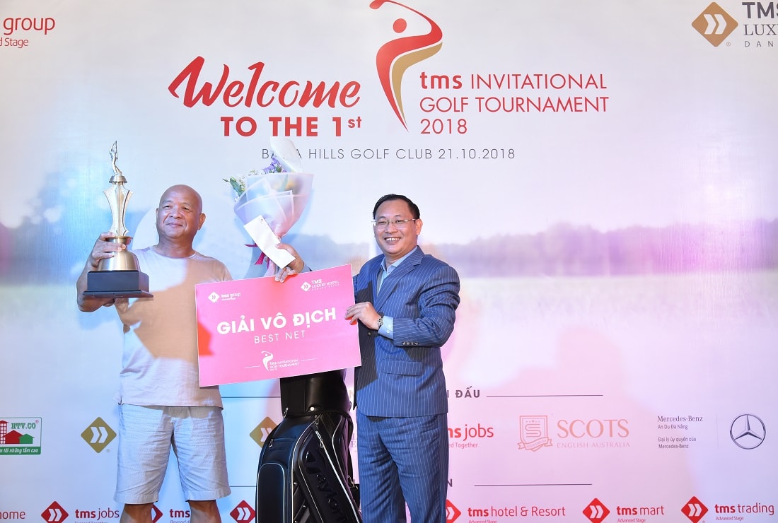 Ông Nguyễn Việt Thung - Tổng Giám đốc Tập đoàn TMS trao cup vô địch cho golfer Jim Lin xuất sắc vượt qua hơn 200 đối thủ