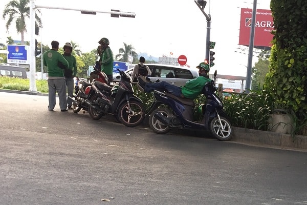 Sự phát triển quá nhanh của loại hình GrabBike khiến nhiều tuyến xe buýt phải hủy tuyến, tạm ngưng hoạt động