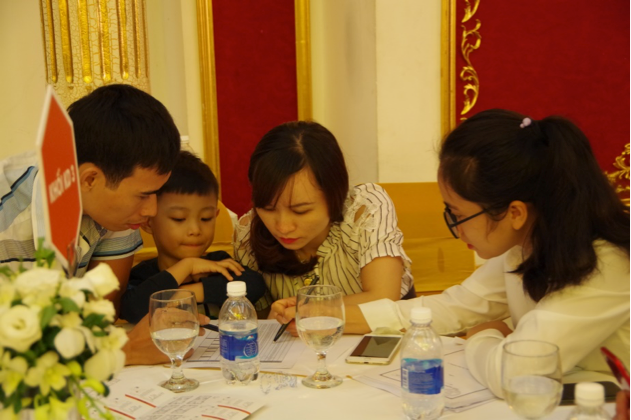 Khách hàng tham dự sự kiện được chuyên viên tư vấn giải đáp mọi thắc mắc