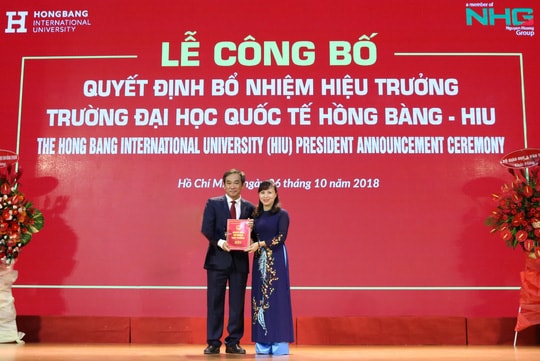 TS Nguyễn thị Kim Phụng - Vụ Trưởng Vụ Giáo dục ĐH, Bộ GD-ĐT trao quyết định công nhận hiệu trưởng cho PGS-TS Hồ Thanh Phong