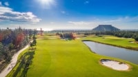 Cựu danh thủ Nguyễn Hồng Sơn so gậy cùng vợ chồng nhạc sĩ Minh Khang tại Vinpearl Golf Nam Hội An